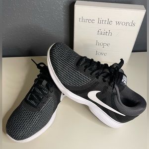 Women’s Nike Revolution 4 Running shoes. Black/gray size 6.5M